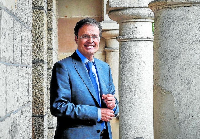 El consejero Alberto Martínez posa en la balconada de la sede de EL CORREO en Bilbao, donde se realizó la entrevista.