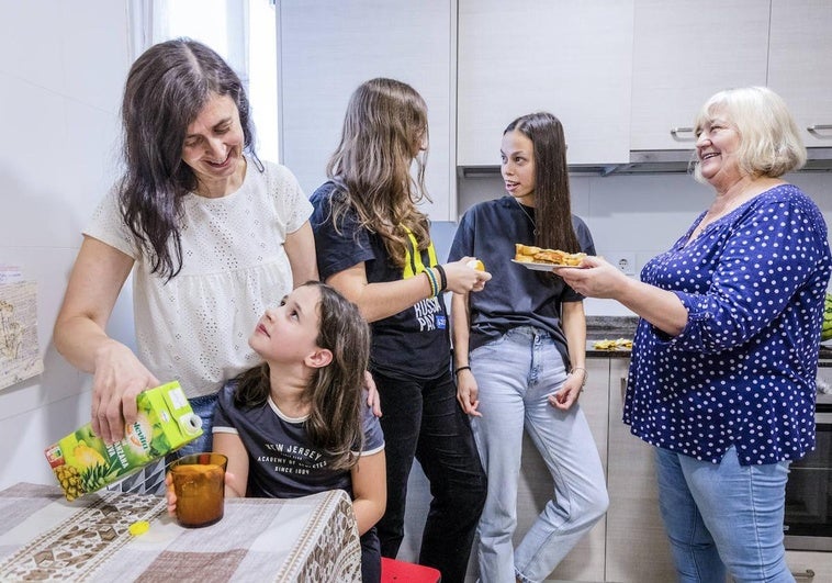 Lesia, Khrystyna, Sofiia, Anastasiia y Nadiia meriendan en la vivienda de acogida donde residen en la capital alavesa.