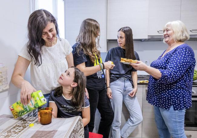 Lesia, Khrystyna, Sofiia, Anastasiia y Nadiia meriendan en la vivienda de acogida donde residen en la capital alavesa.