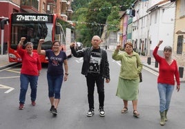 Feli, Mayte, Joseba, María Concepción y Maite, retratados esta semana ante una unidad del 27 en una parada deBetolaza.