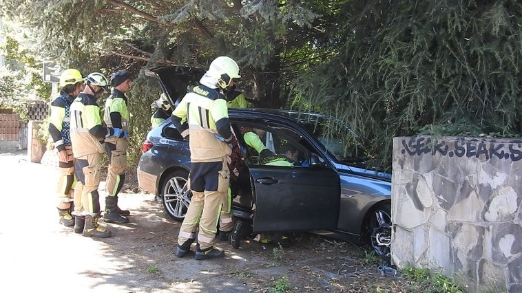 Rescatan a un conductor de su vehículo tras sufrir un accidente en La Avanzada