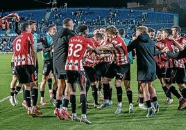 La plantilla rojiblanca celebra exultante la clasificación a la Champions.