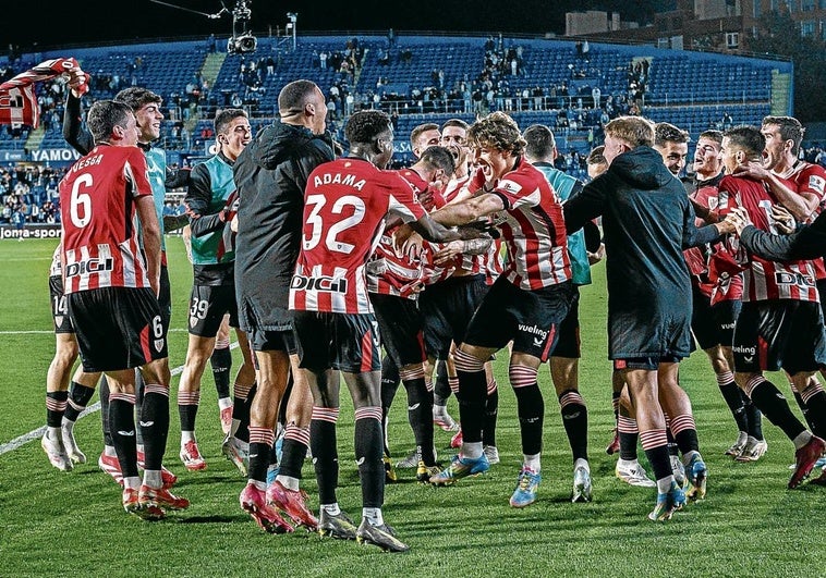 La plantilla rojiblanca celebra exultante la clasificación a la Champions.