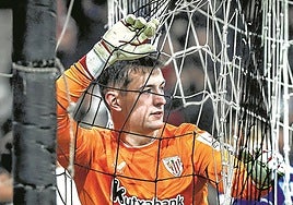 Agirrezabala trata de evitar el tanto de Rafa Silva.