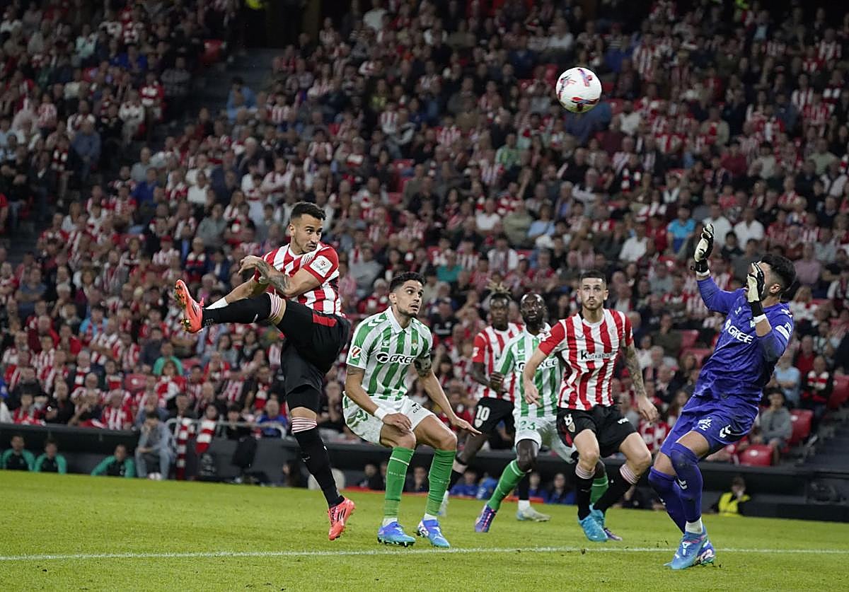 Berenguer se eleva sobre Bartra para cabecear el único tanto rojiblanco