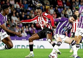 Nico Williams trata de recuperar una balón rodeado de jugadores del Valladolid..