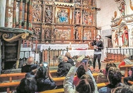 El guía descubre a los visitantes los secretos de una iglesia en una edición anterior de Ermitaraba.