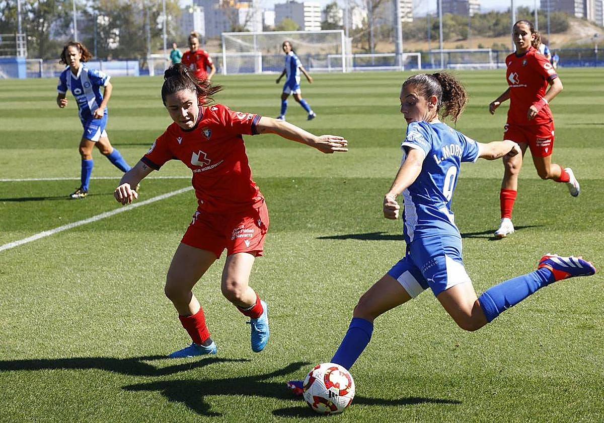 Leyre Monente trata de poner un centro en el área.