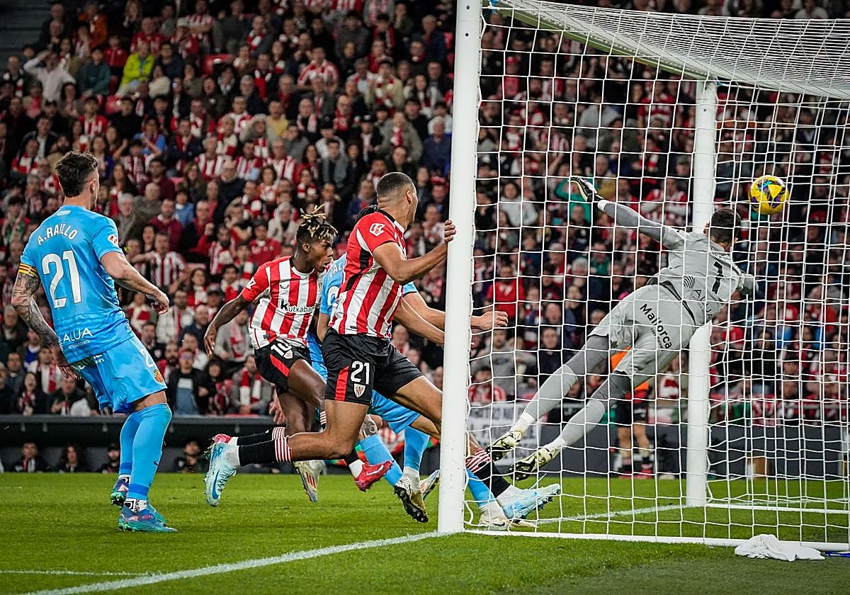 Nico anotó su primer gol de cabeza en la élite para hacer el empate.