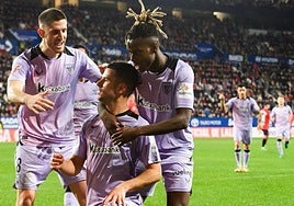 Sancet y Nico felicitan a Guruzeta tras el primer gol.