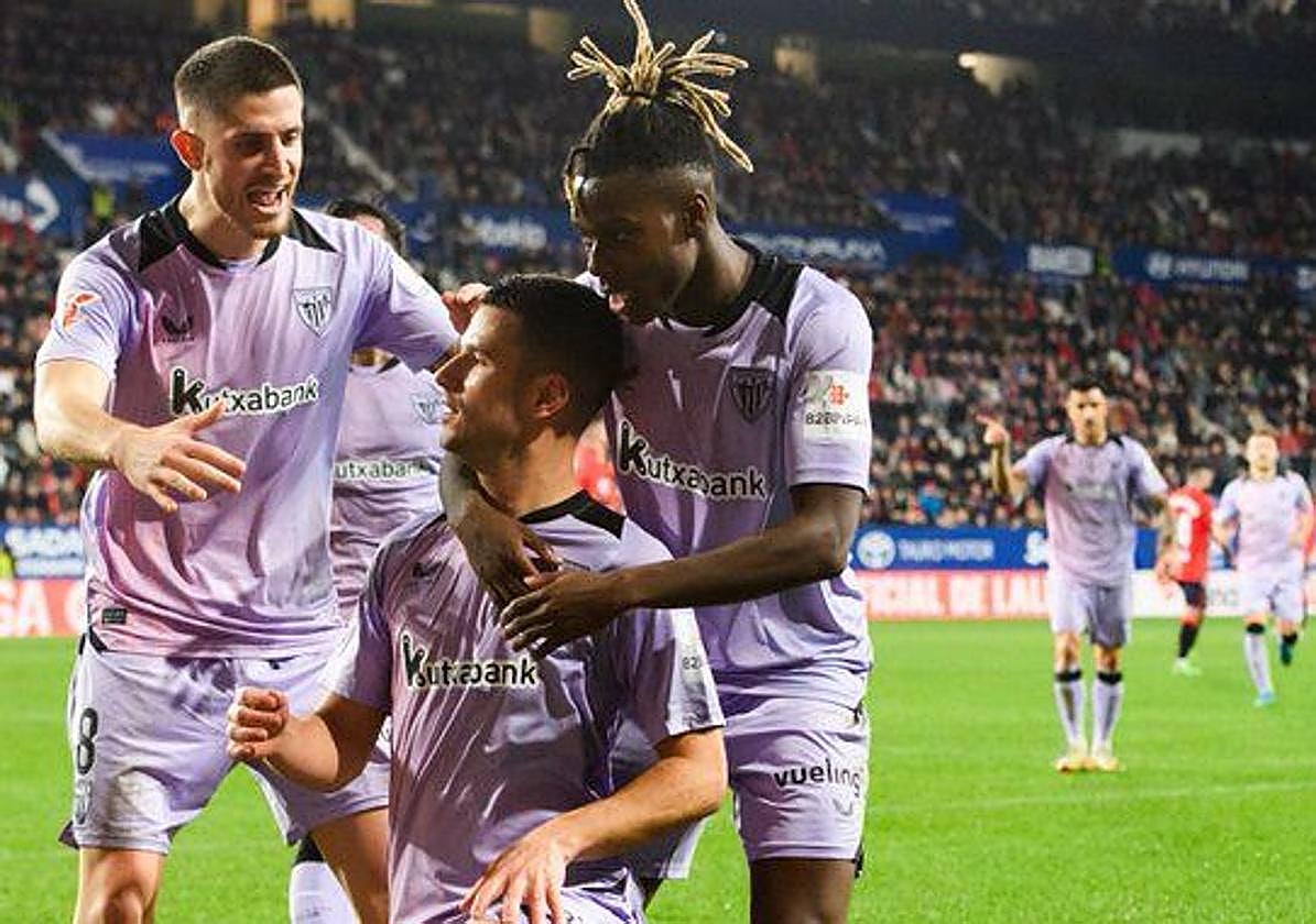 Sancet y Nico felicitan a Guruzeta tras el primer gol.