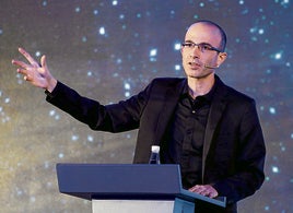 Yuval Noah Harari pronuncia una conferencia en Pekín.