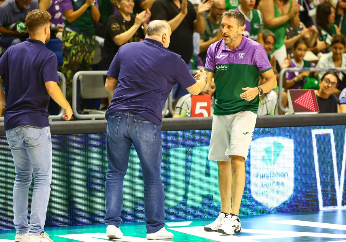 Laso saluda a Ibon Navarro en el amistoso reciente entre Baskonia y Unicaja.