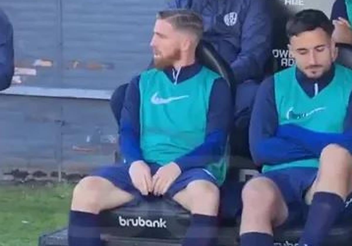 Muniain canta desde el banquillo.