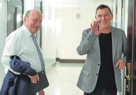 Andoni Ortuzar y Arnaldo Otegi, reunidos en el Parlamento vasco durante el Pleno de Política General, en septiembre del año pasado.