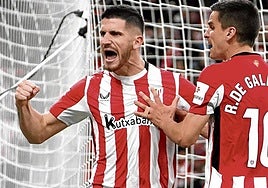 Momento en el que Manu Sánchez introduce el balón en su propia portería en el único gol del partido.