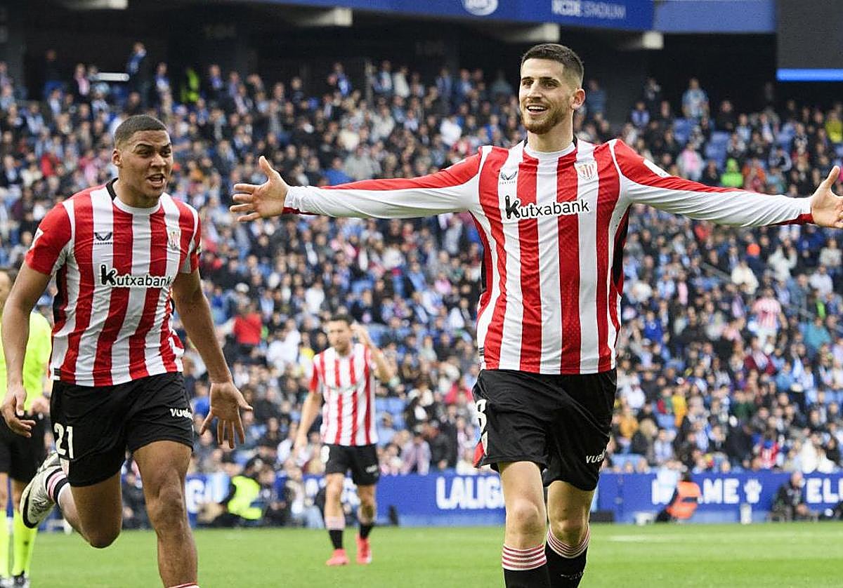 Maroan corre a felicitar a Sancet tras el gol del empate.