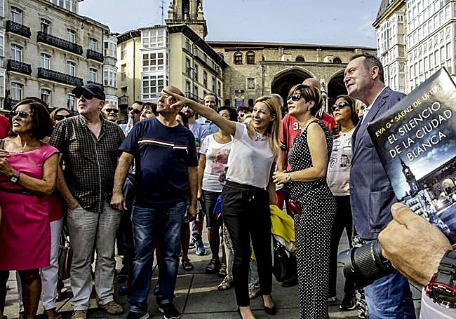 Imagen de archivo de Sáenz de Urturi en la plaza de la Virgen Blanca, desde donde parten algunas visitas guiadas por los escenarios de la exitosa novela.