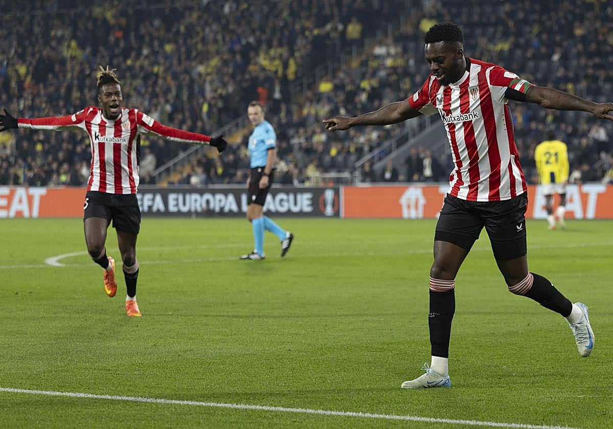 Iñaki Williams celebra el primer gol con su hermano Nico.