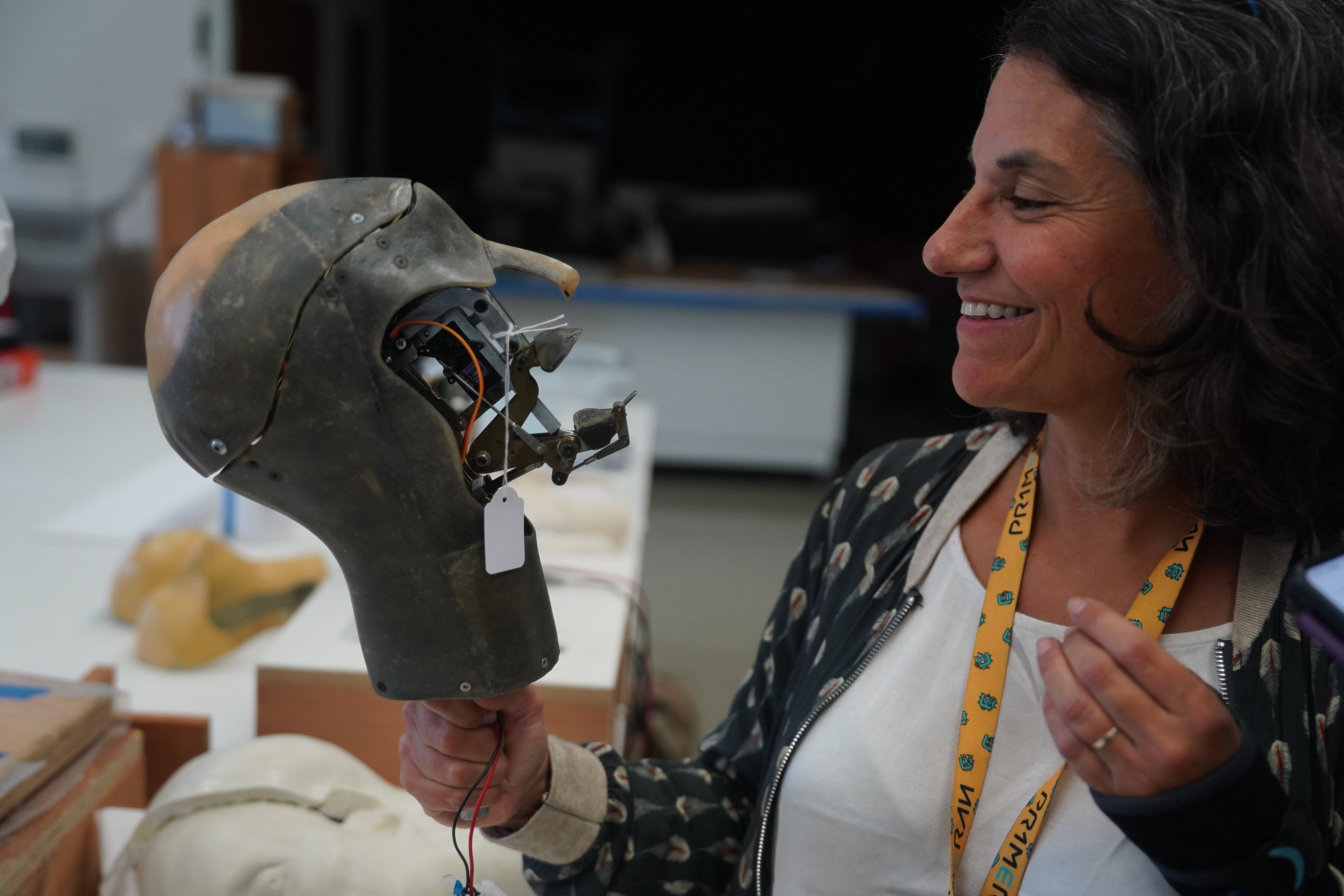 Aitziber Velasco sostiene una de las cabezas mecánicas de la obra de Juan Muñoz 'Sombra y boca'