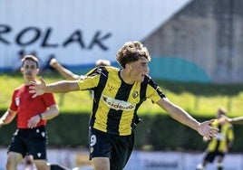 Ander Peciña celebra el gol que le marcó al Portugalete el pasado sábado.