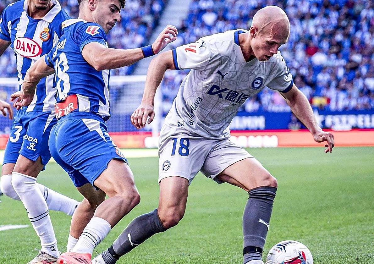 Guridi conduce el balón en el duelo ante el Espanyol.