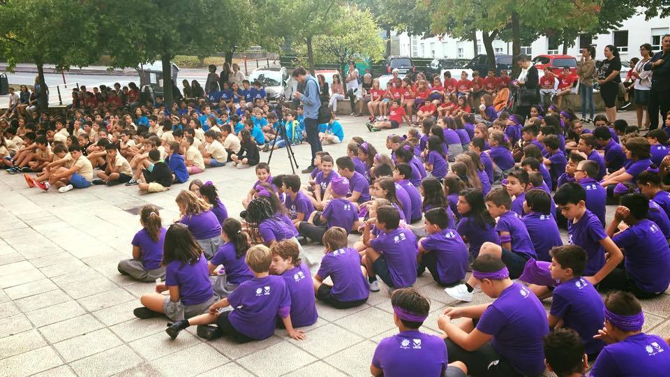 Decenas de estudiantes participan en un encuentro infantil en Leioa para reflexionar sobre la movilidad sostenible.