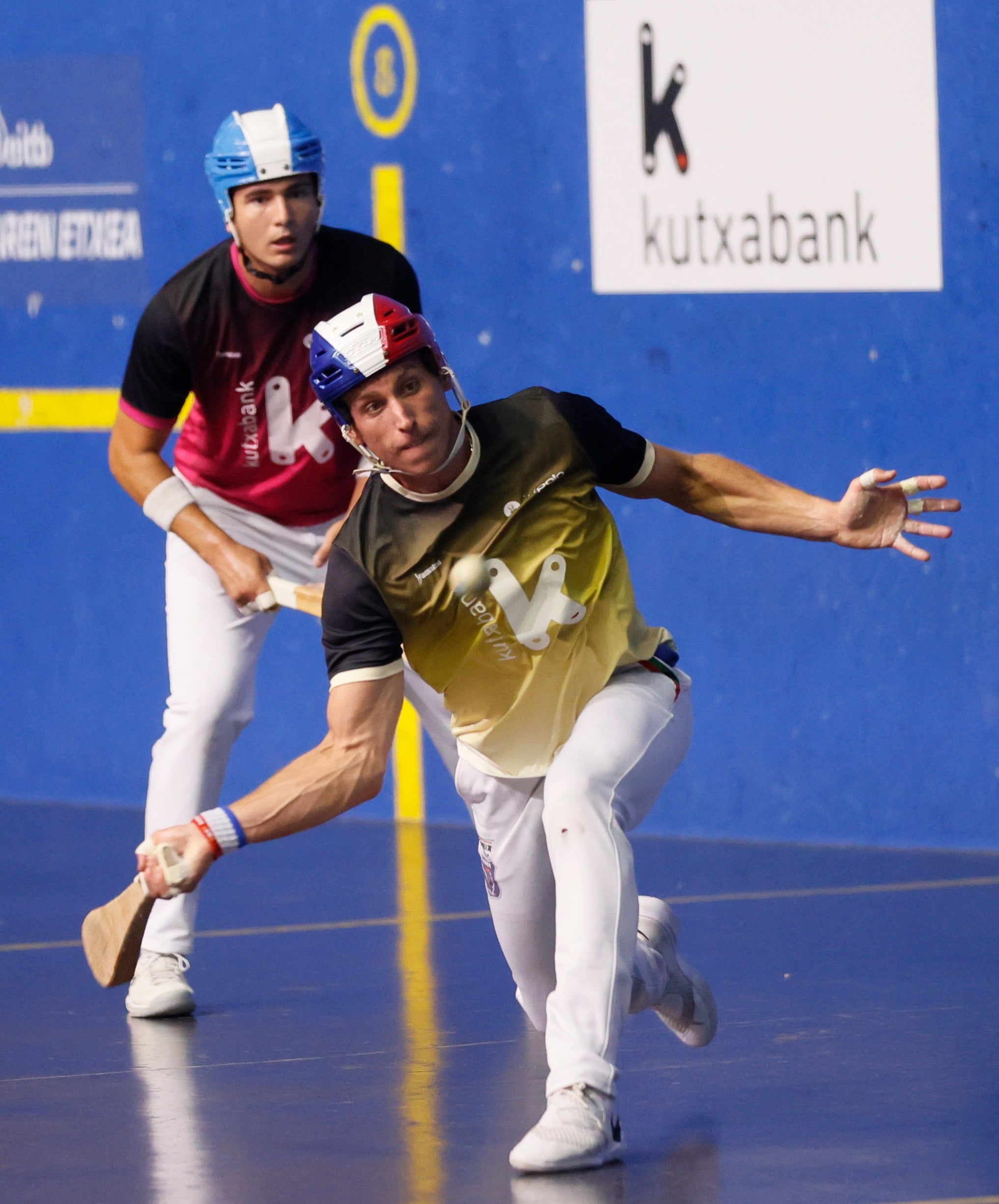 Necol se coloca para golpear con la derecha.