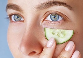 El pepino y las fresas contienen elementos que contribuyen a ralentizar el envejecimiento, lo que explica su eficacia tradicional en labores de estética.
