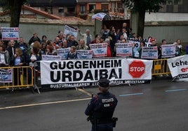 Protesta contra el proyecto de Urdaibai durante la toma de posesión del lehendakari el pasado junio.