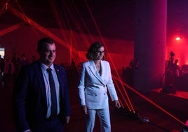 La diputada general junto a Enrique Sánchez, directos de la estrategia cuántica europea, Quantum Flagship, esta mañana en Barakaldo.