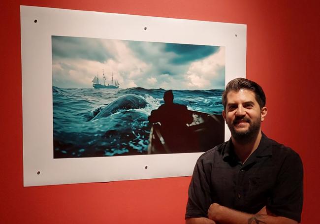 Imanol Zubiauz junto a una de sus creaciones que conforman la exposición.