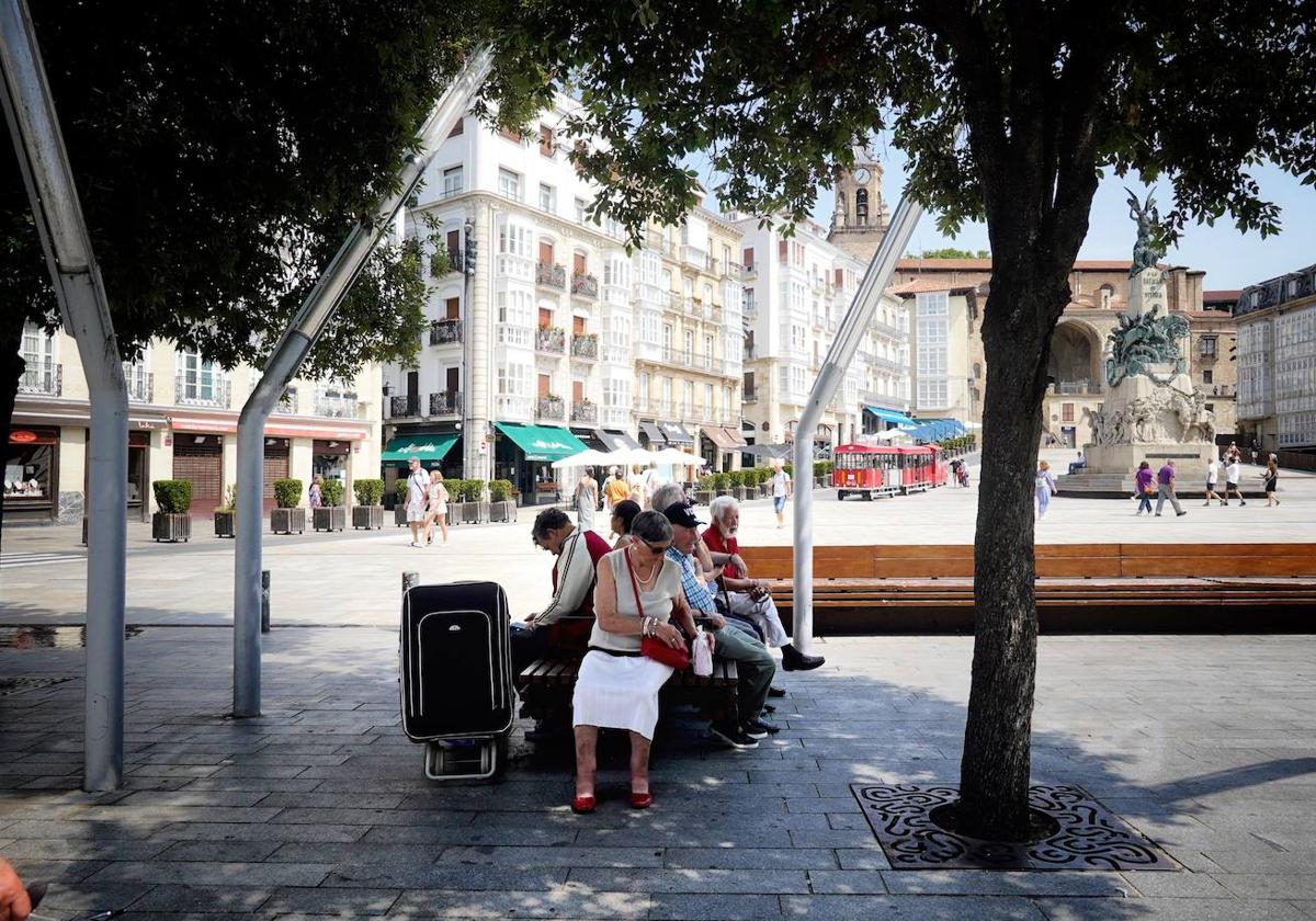 Vitorianos buscan la sombra en uno de los días más calurosos de este verano.