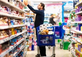 Un cliente realiza la compra en un supermercado.