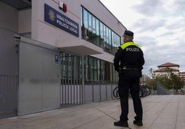 Un agente de la Policía Local, en el exterior de la comisaría de José Erbina.