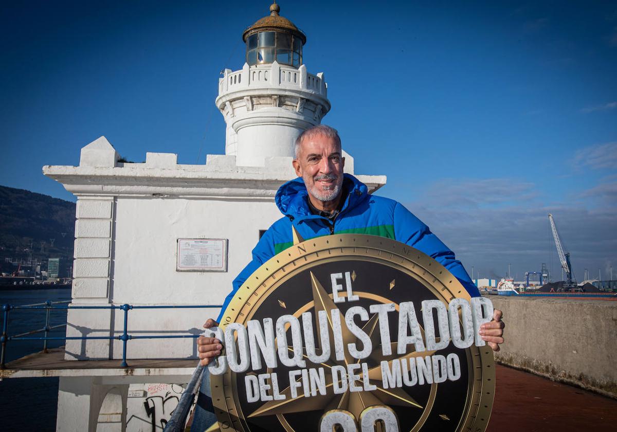 Patxi Alonso muestra el logo de la anterior edición.