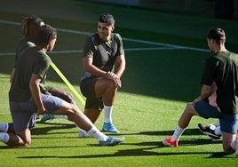 Rodi junto a sus compañerosa en el último entrenamiento del City antes de medirse al Inter.