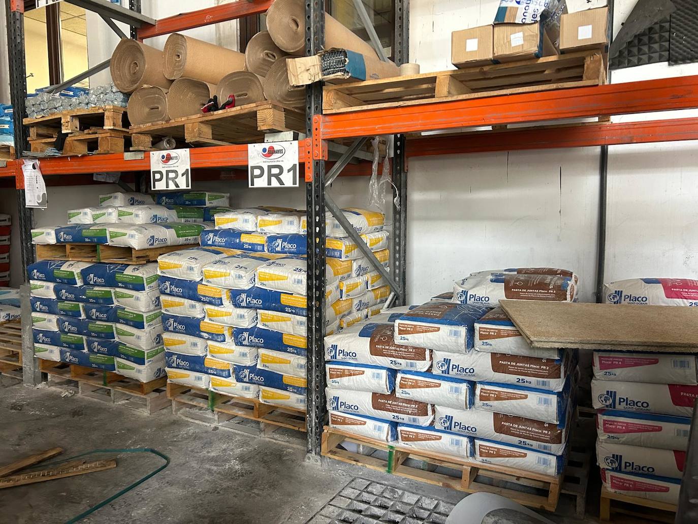 Doble palé que han colocado los trabajadores de Suanayes.