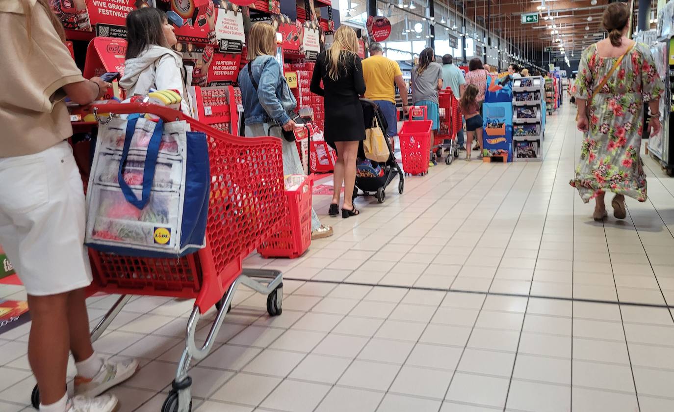 Colas en un supermercado vizcaíno.