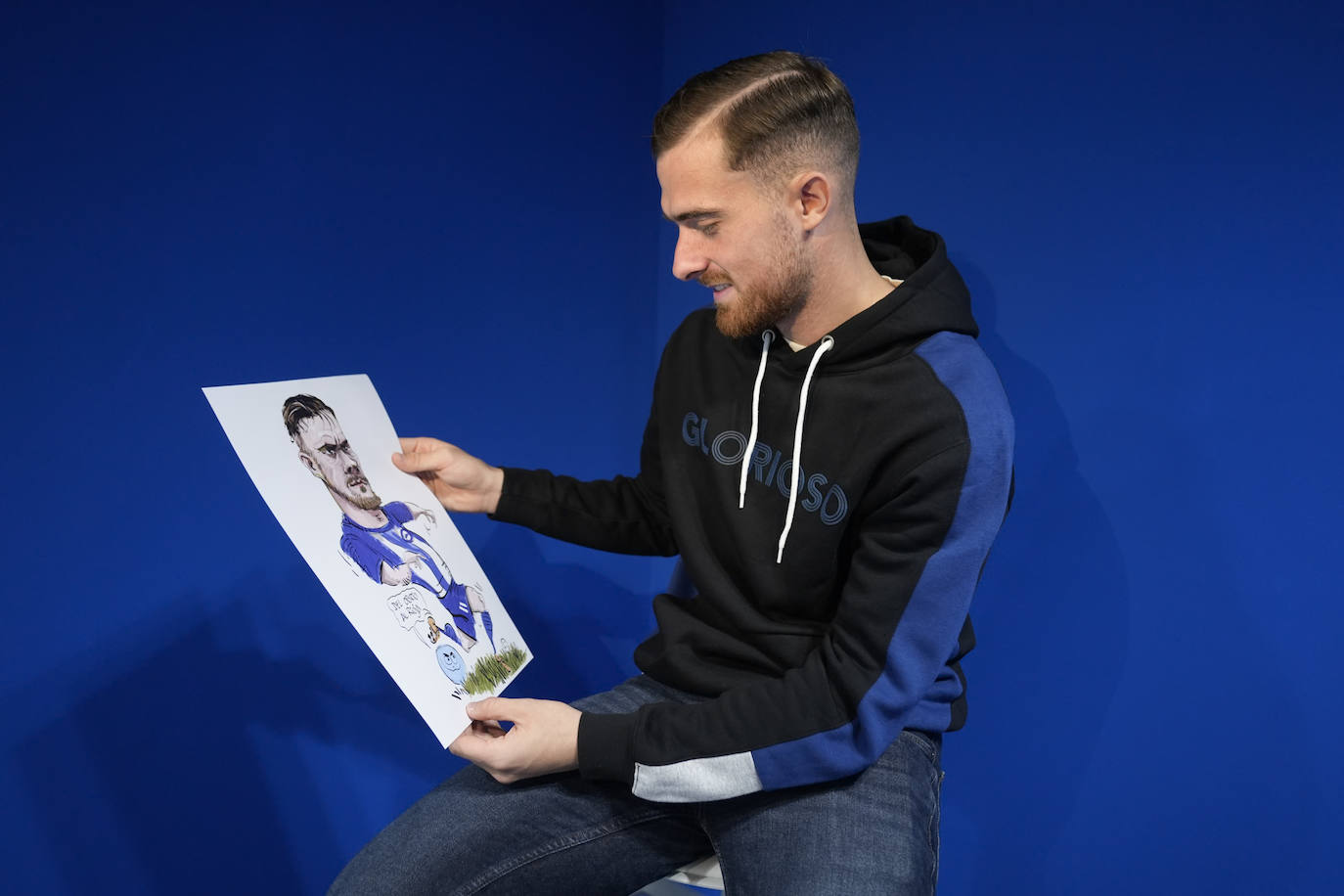 El delantero observa su caricatura de EL CORREO.