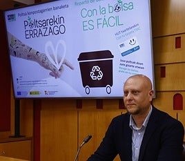 El concejal de Gestión Ambiental, Pascual Borja, durante la presentación de la campaña 'Con la bolsa es fácil'.