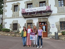 Alaznue Urtiaga, dinamizadora de Lamiaena; Maite Ibarra, alcaldesa de Arrigorriaga; Joana Etxeberria, concejala de política social y Ane González, técnica de Igualdad del Ayuntamiento