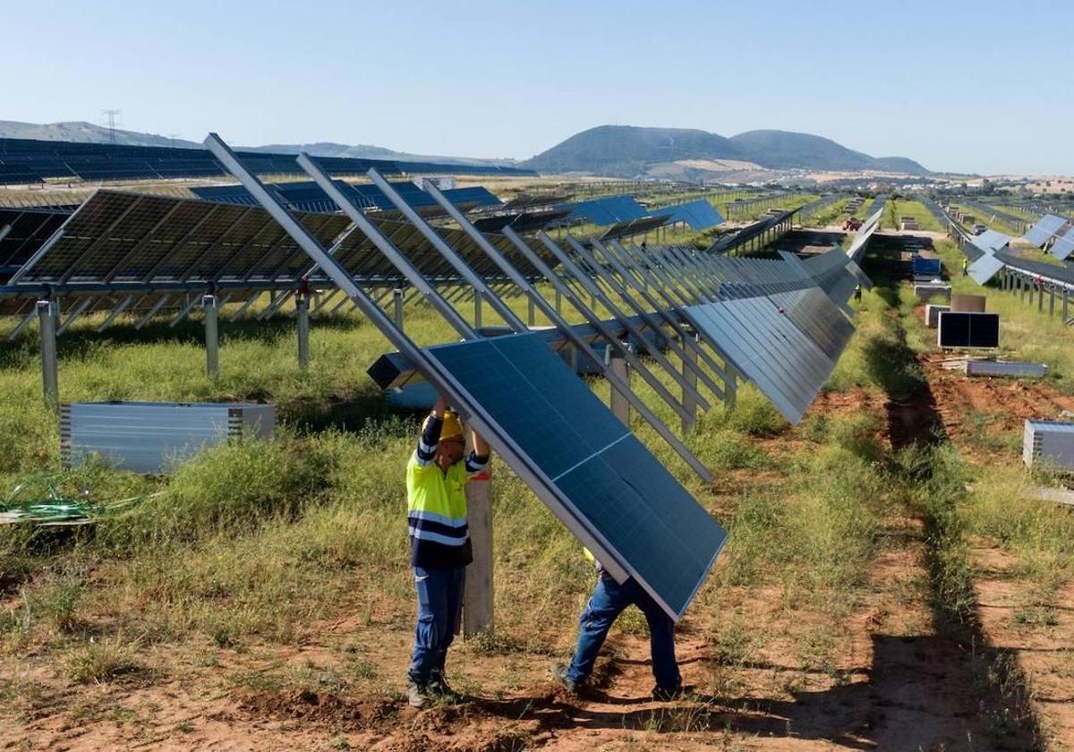 Operarios del parque solar Ekian, durante la instalación de las placas fotovoltaicas