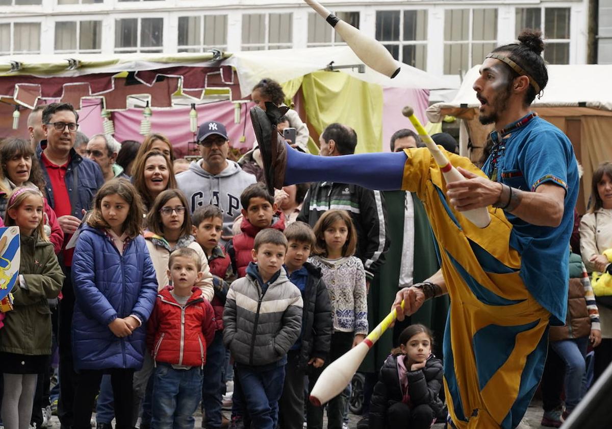 Un malabarista, en una edición pasada del Mercado Medieval.