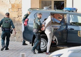 Agentes de la Guardia Civil, en Oion, con uno de los detenidos.