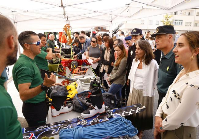 La delegada del gobierno, Marisol Garmendia, el general José Antonio Mingorance y la subdelegada, Mar Dabán, en una jornada de puertas abiertas en Sansomendi.