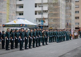 Agentes de la Guardia Civil celebran el 12 de octubre en la Comandancia de Álava.