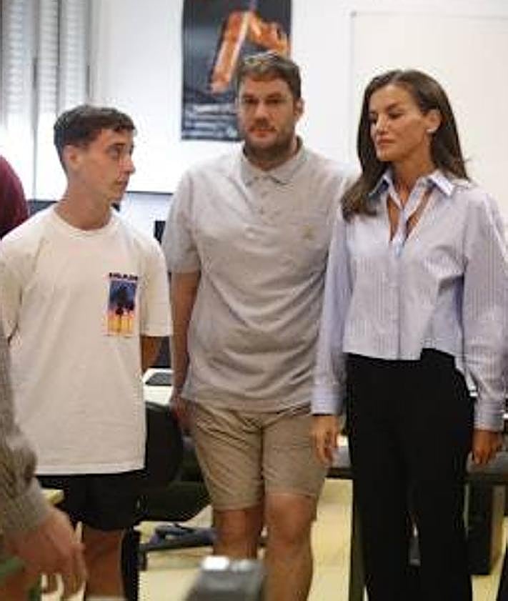 Imagen secundaria 2 - La reina Letizia inaugura el curso de FP en Castro Urdiales: «Es muy cercana, no es nada distante»
