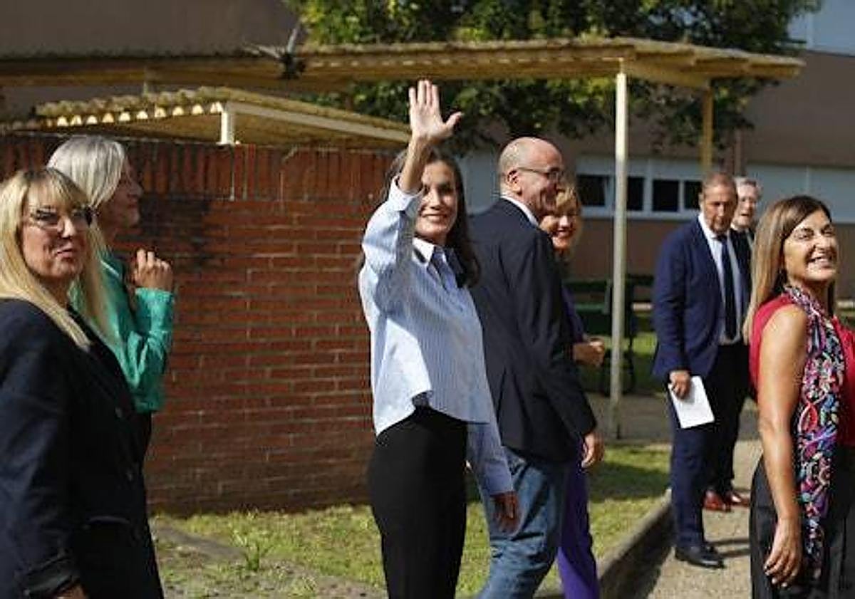 Imagen principal - La reina Letizia inaugura el curso de FP en Castro Urdiales: «Es muy cercana, no es nada distante»