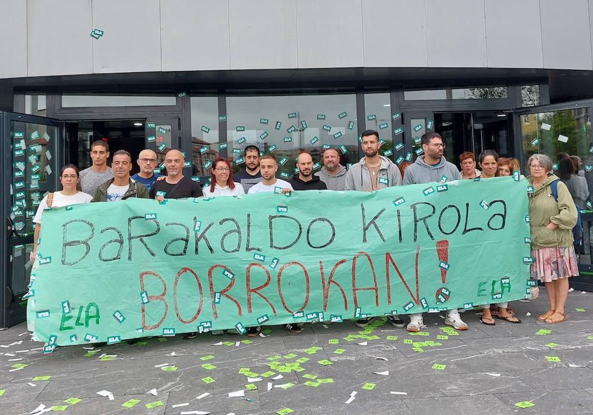 Imagen de una de las concentraciones realizadas por los trabajadores frente a las instalaciones de Lasesarre.